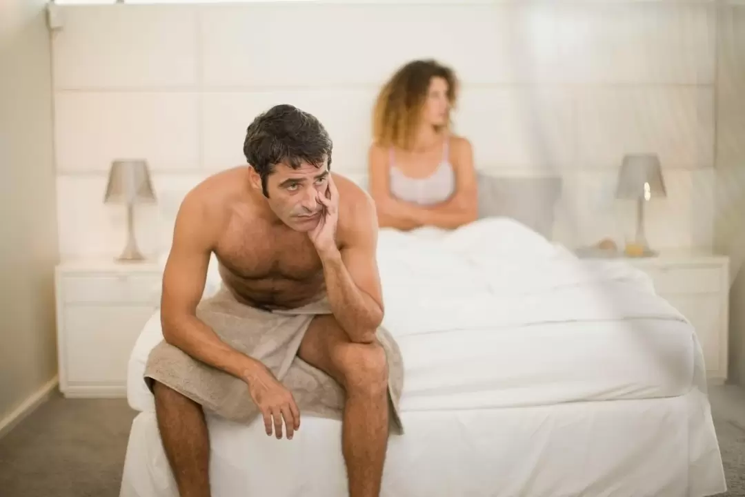 Pobre potencia nun home e o seu aumento das cápsulas Eroboost