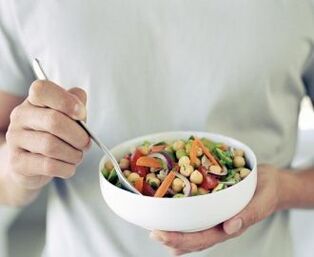 Un home usa comida útil para aumentar a potencia