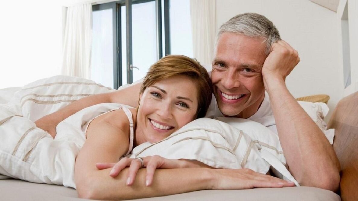 feliz parella casada na cama