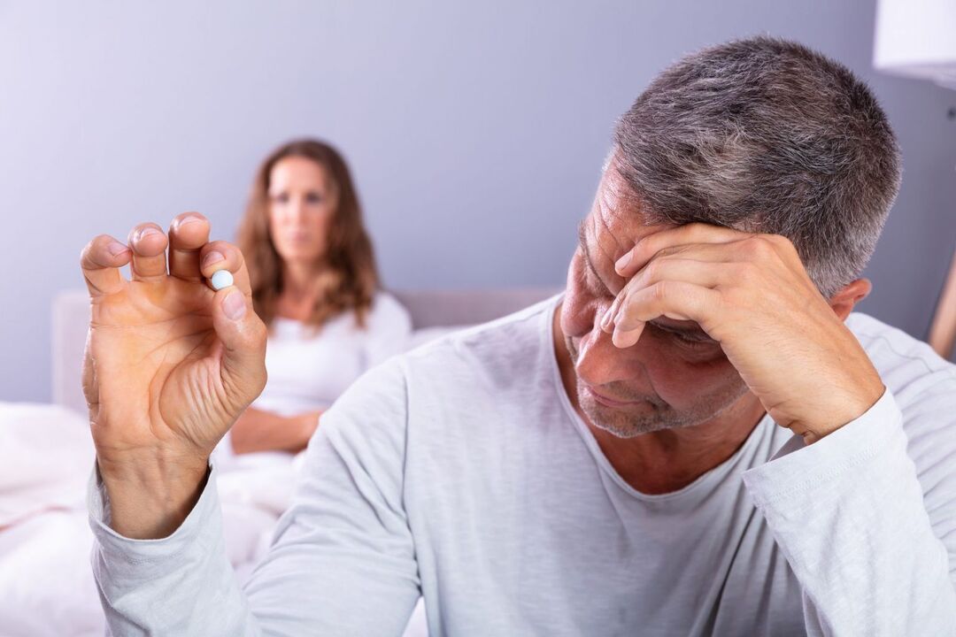 tomando pílulas para restaurar a potencia