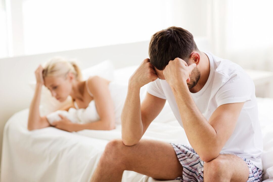 un home está molesto pola mala potencia, como aumentar